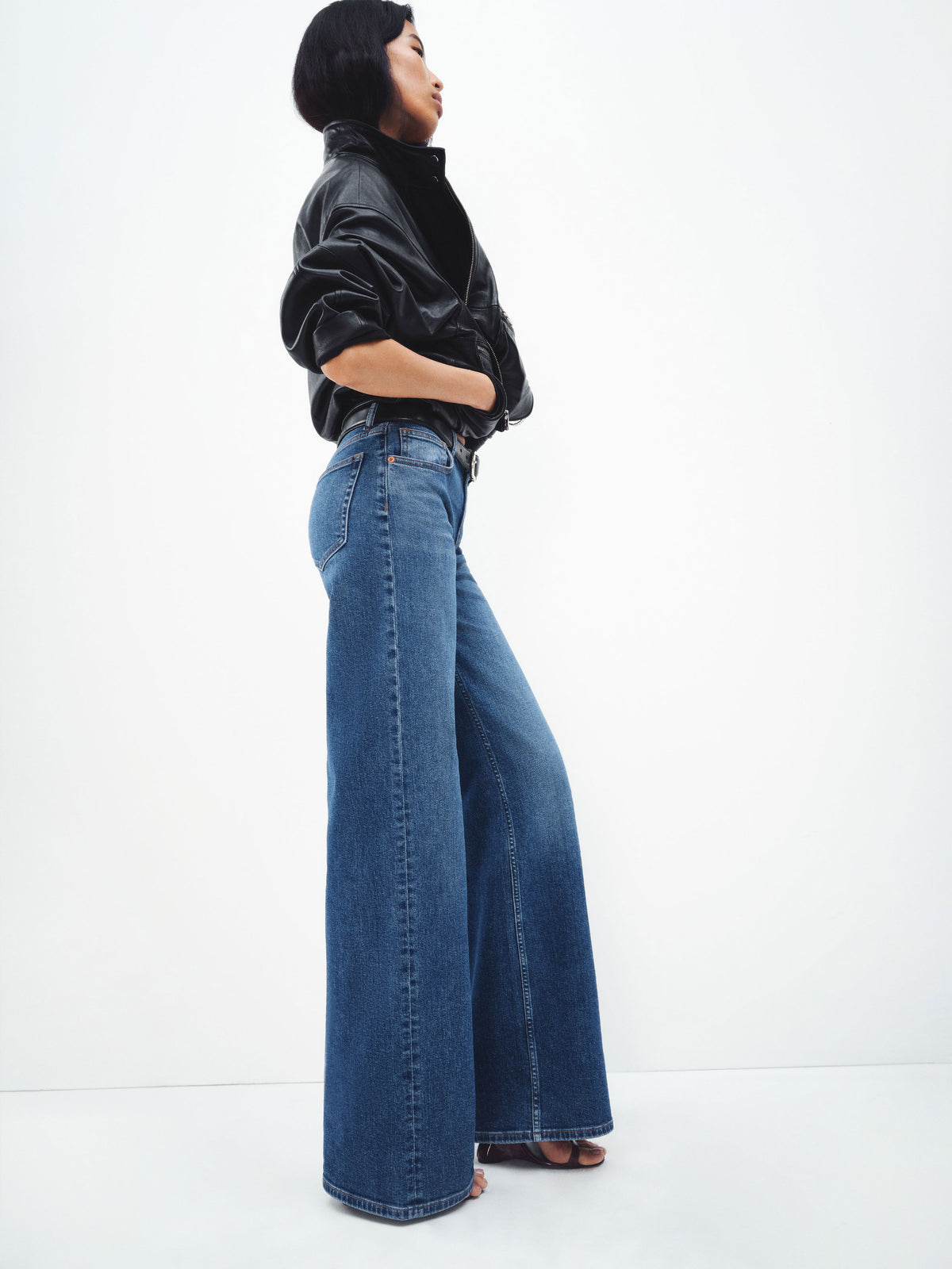 greta super stretch low rise wide leg short jeans